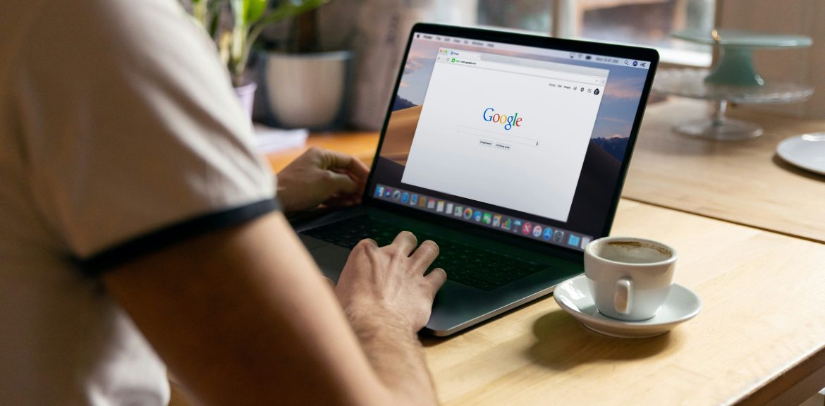 Consultant SEO travaillant sur un ordinateur portable pour améliorer le référencement d'un site web.