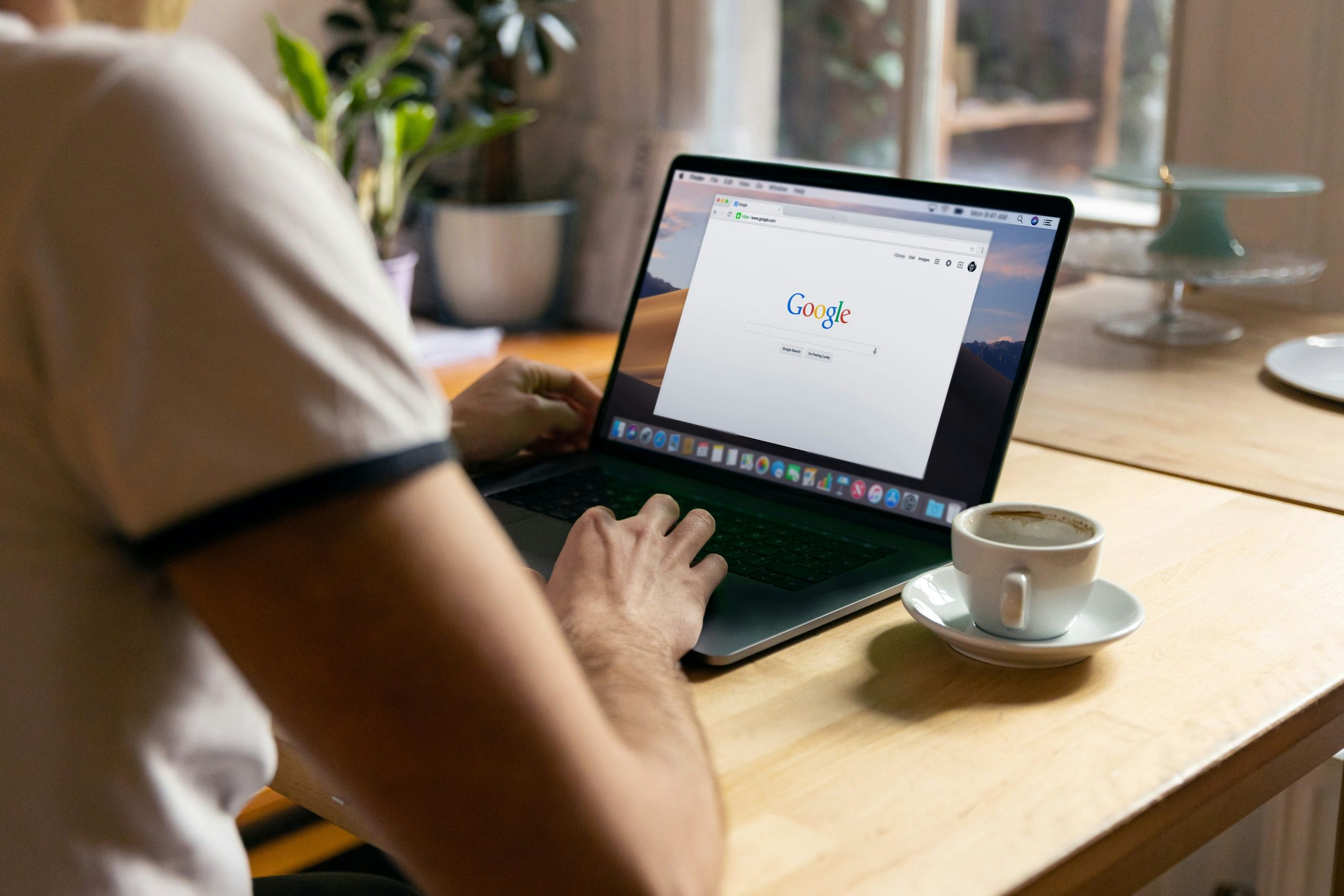 Consultant SEO travaillant sur un ordinateur portable pour améliorer le référencement d'un site web.