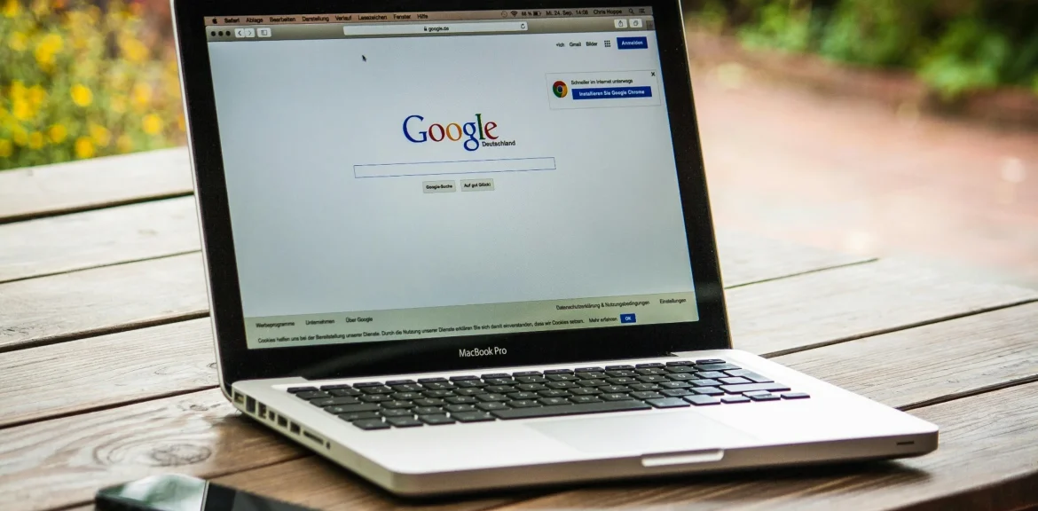 Ordinateur portable ouvert sur la page Google – Consultant SEO à Montpellier