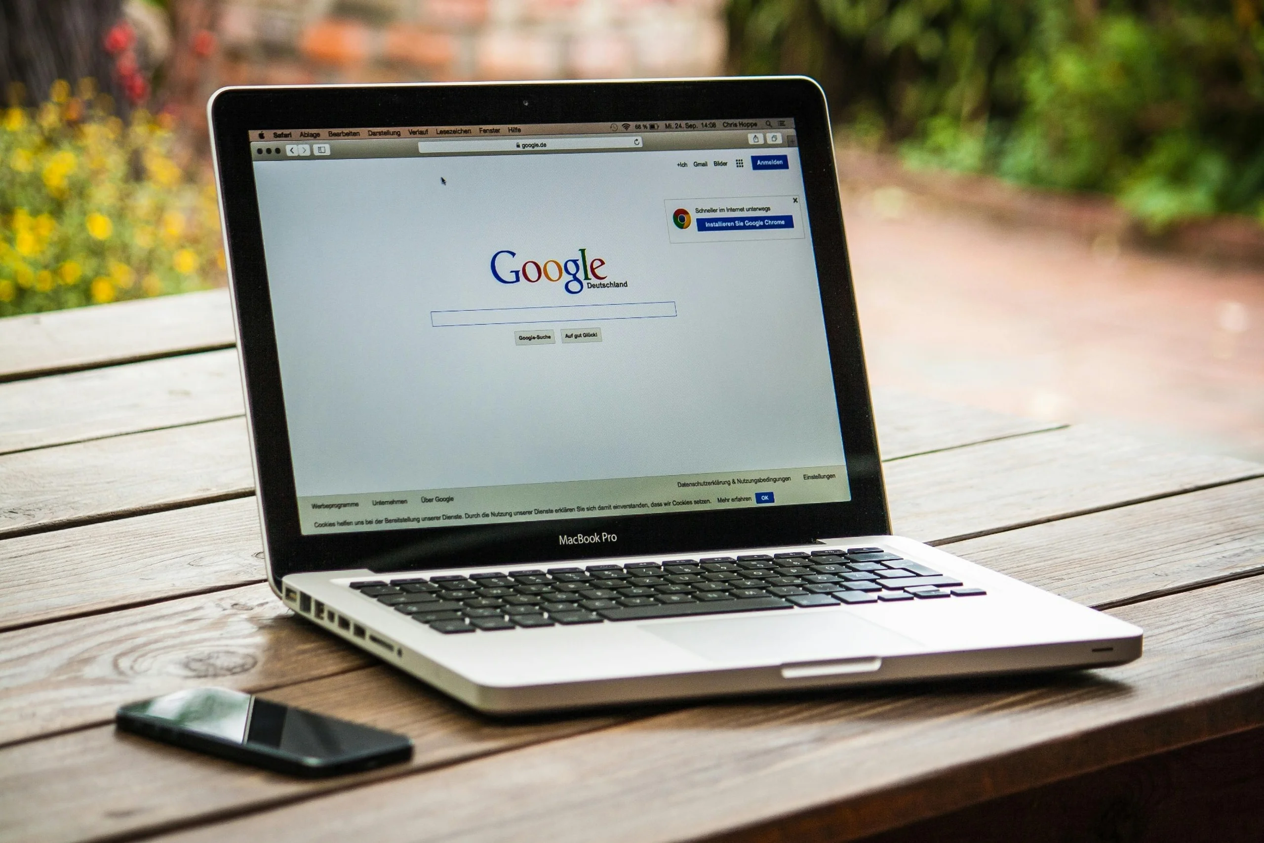 Ordinateur portable ouvert sur la page Google – Consultant SEO à Montpellier